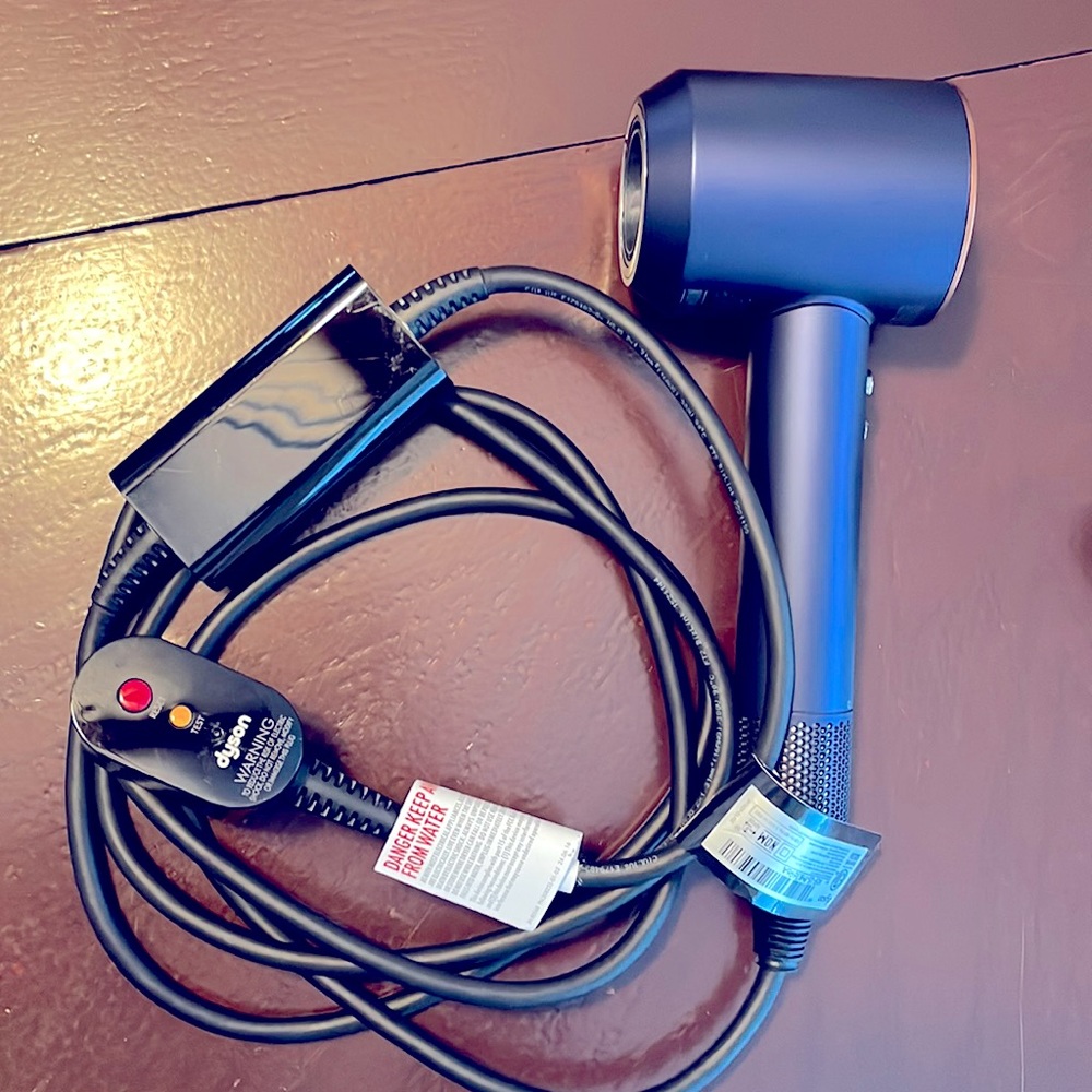 Dyson supersonic blow dryer w/ all attachments and case